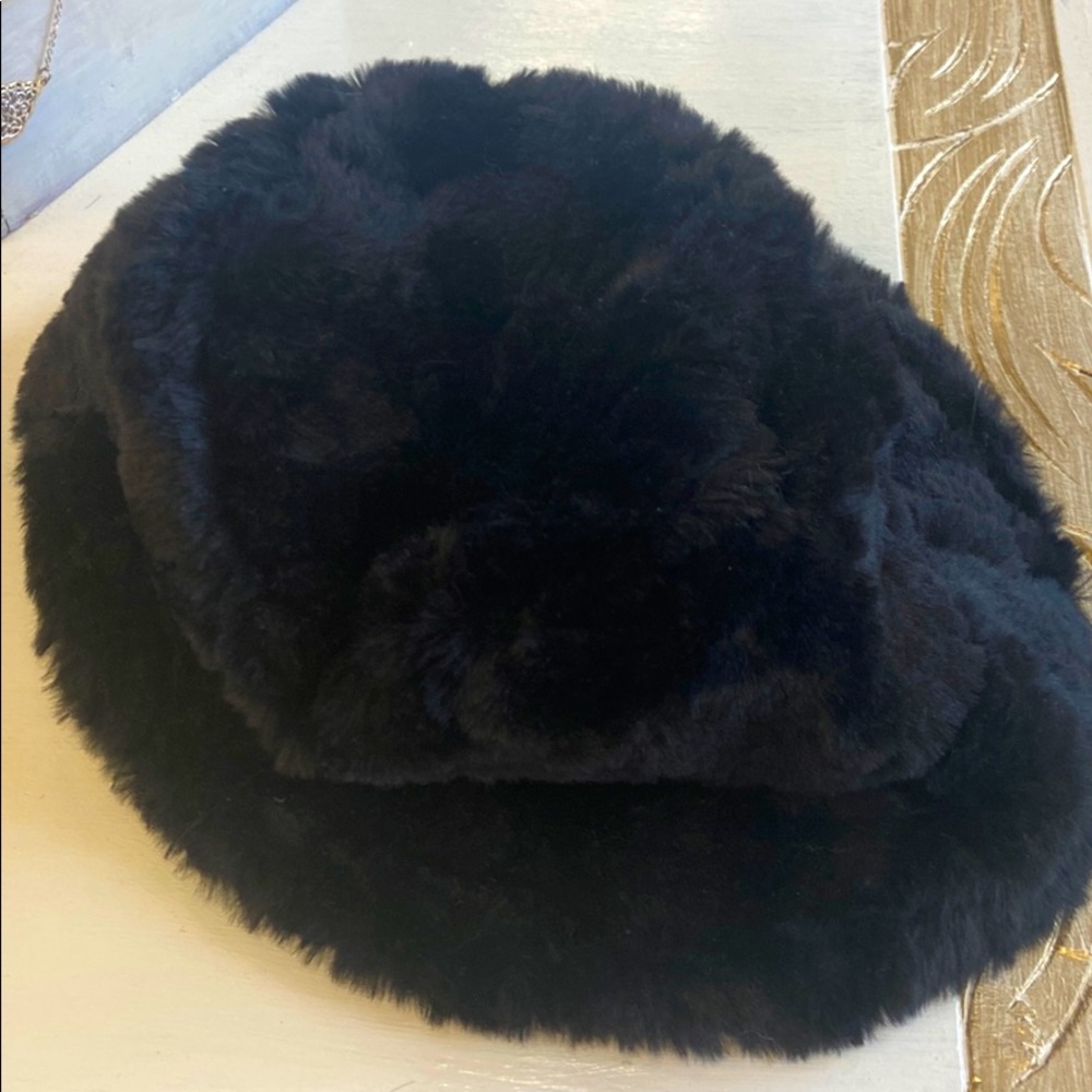 Black fur bucket hat